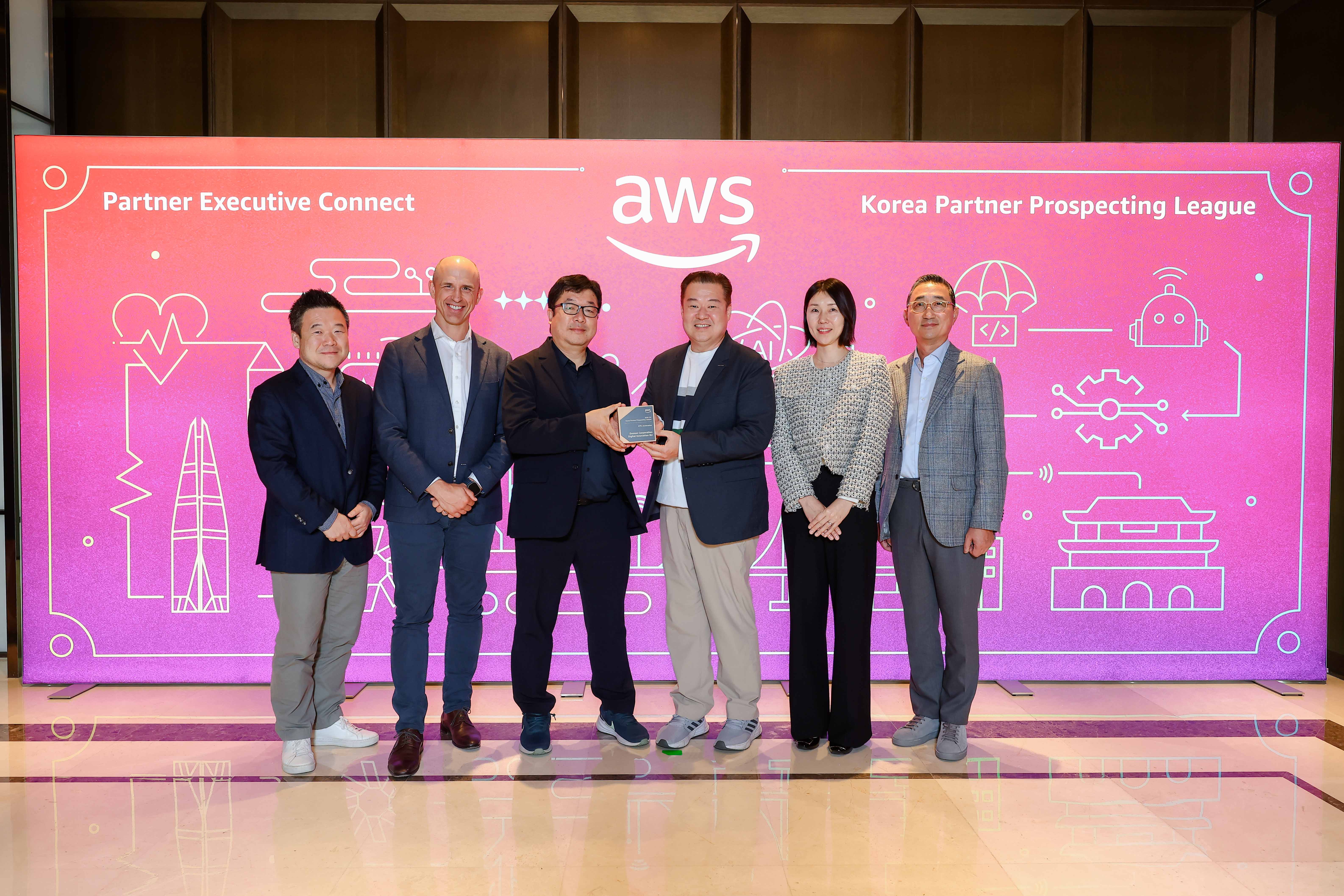 AWS Korea Partner Prospecting League 시상식에서 DDI 관계자들이 수상 기념 촬영을 하는 모습